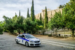 Περιπολικό κάτω από την Ακρόπολη / (ΓΙΩΡΓΟΣ ΚΟΝΤΑΡΙΝΗΣ/EUROKINISSI)
