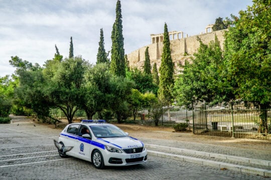 Περιπολικό κάτω από την Ακρόπολη / (ΓΙΩΡΓΟΣ ΚΟΝΤΑΡΙΝΗΣ/EUROKINISSI)