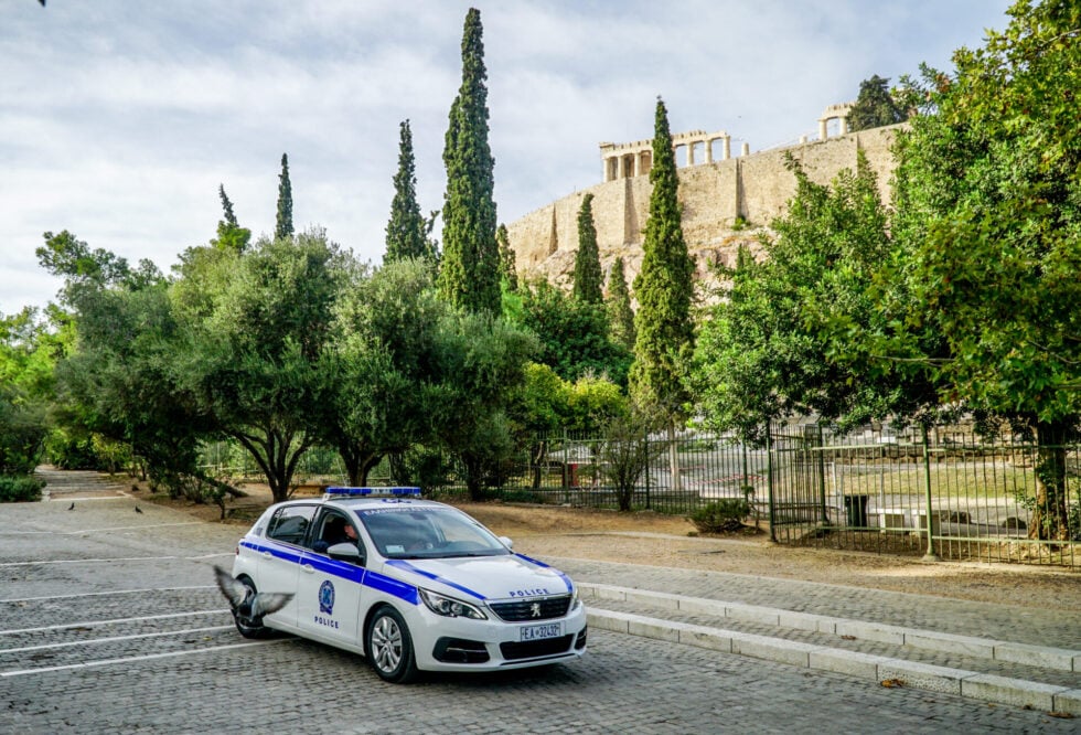 Περιπολικό κάτω από την Ακρόπολη / (ΓΙΩΡΓΟΣ ΚΟΝΤΑΡΙΝΗΣ/EUROKINISSI)