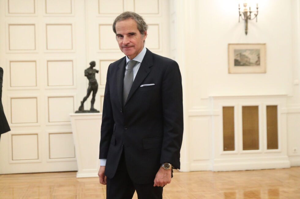 Συνάντηση Μητσοτάκη με τον διευθυντή του ΔΟΑΕ, Ραφαέλ Γκρόσι, στο Μέγαρο Μαξίμου