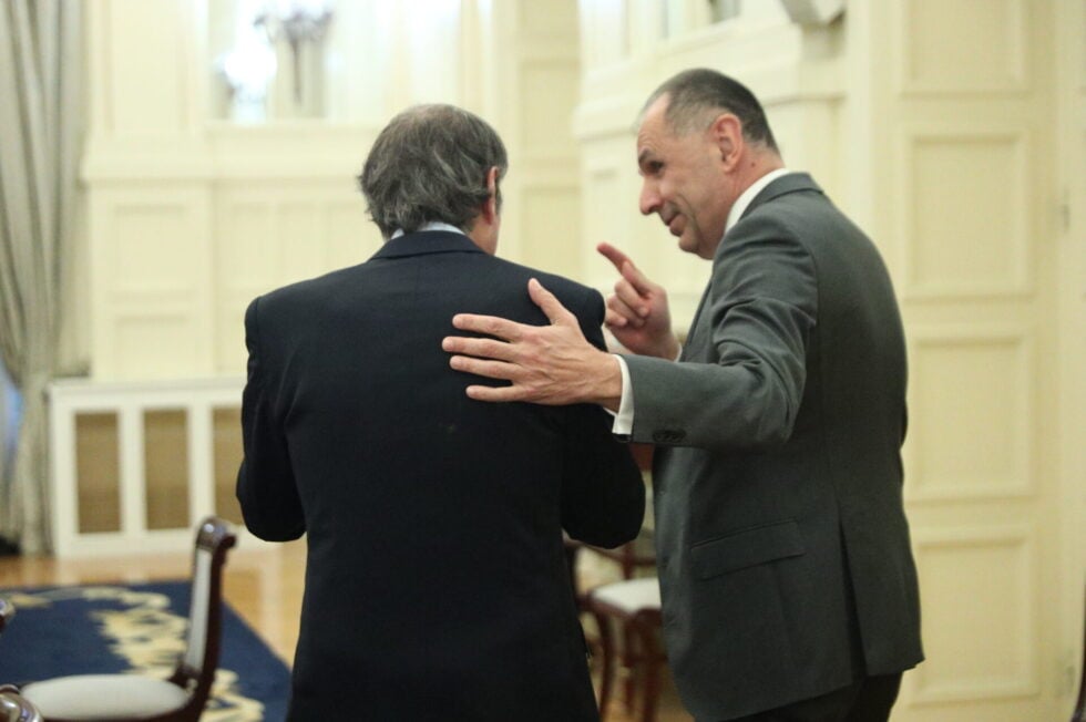 Συνάντηση Μητσοτάκη με τον διευθυντή του ΔΟΑΕ, Ραφαέλ Γκρόσι, στο Μέγαρο Μαξίμου