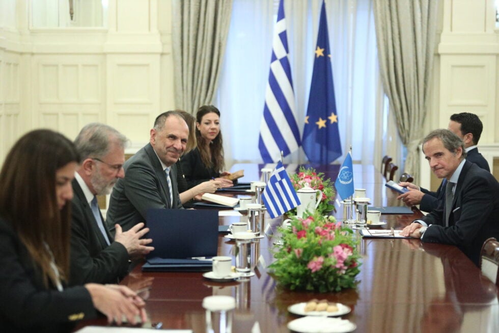 Συνάντηση Μητσοτάκη με τον διευθυντή του ΔΟΑΕ, Ραφαέλ Γκρόσι, στο Μέγαρο Μαξίμου