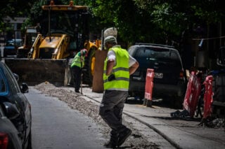 Ανοχύρωτοι στον καύσωνα οι εργαζόμενοι – Ελλιπής εγκύκλιος και απουσία ελέγχων