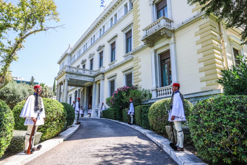 Πρώτη φορά μέσα στο Προεδρικό η δεξίωση για την αποκατάσταση της Δημοκρατίας – Οι ηχηρές απουσίες