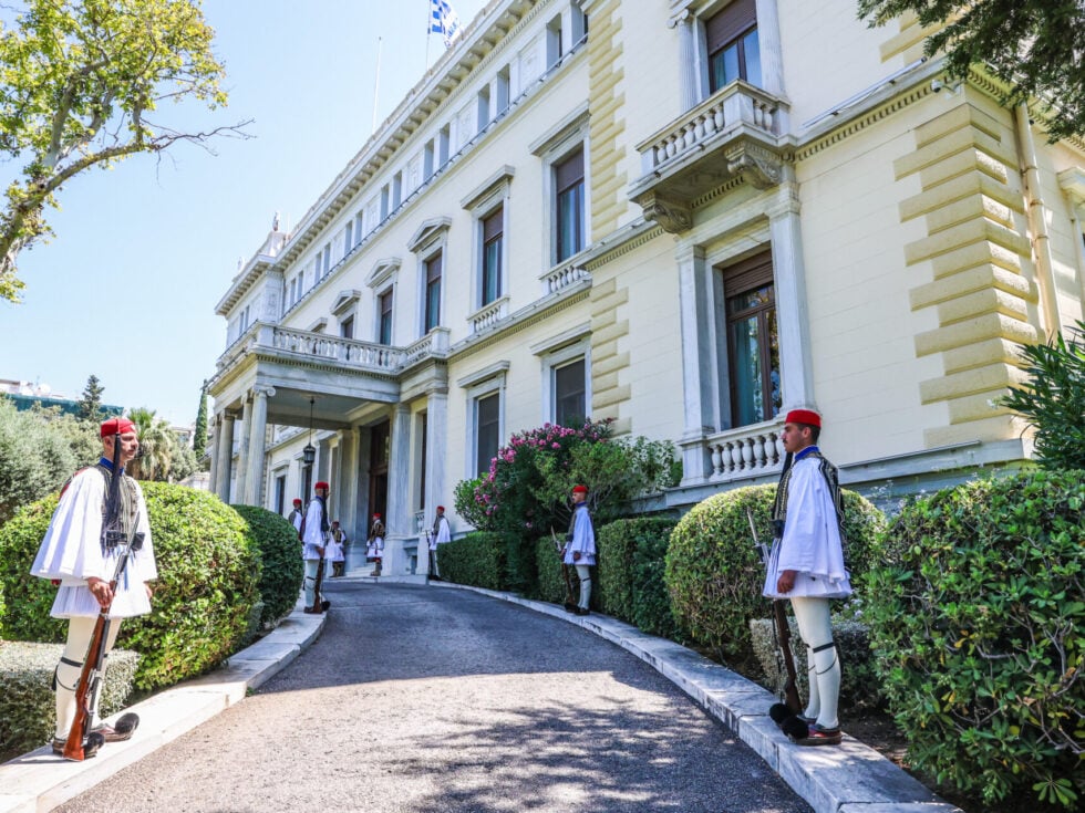 Πρώτη φορά μέσα στο Προεδρικό η δεξίωση για την αποκατάσταση της Δημοκρατίας – Οι ηχηρές απουσίες
