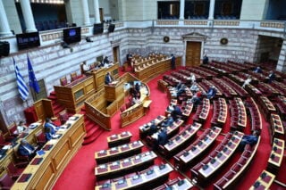 ΣΥΡΙΖΑ: Ορκίστηκαν στη Βουλή οι Θεοδώρα Ακριώτου και Ιωάννης Καριπίδης