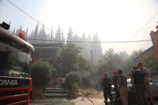 Ανείπωτη τραγωδία στο Ωραιόκαστρο: Πώς βρέθηκαν νεκροί πατέρας και γιος μετά τη μεγάλη πυρκαγιά [εικόνες – βίντεο]
