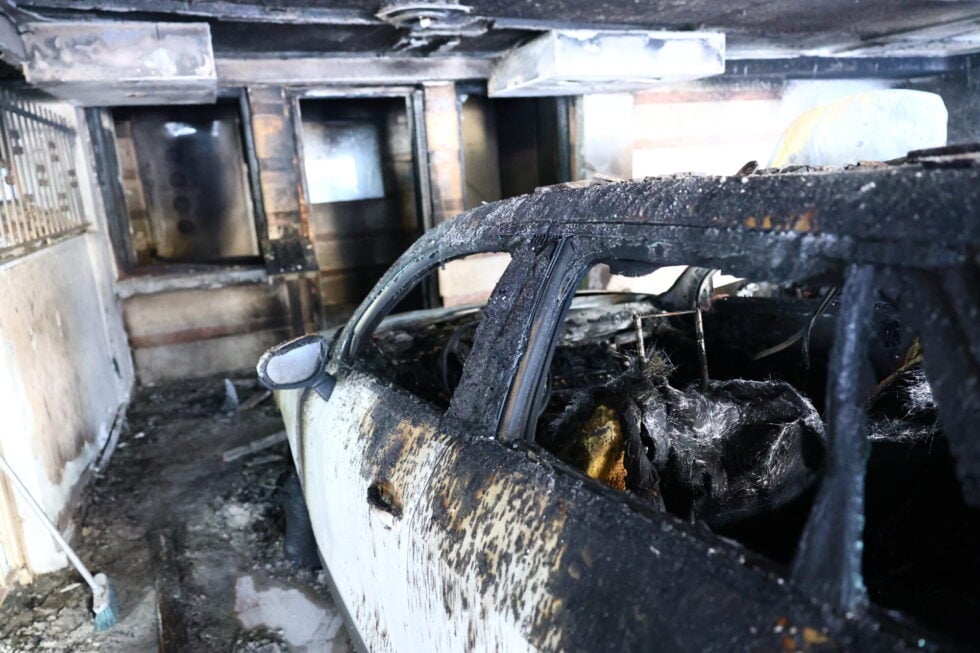 Θεσσαλονίκη: Μέσα σε 20 λεπτά οι τρεις εμπρηστικές επιθέσεις σε στελέχη της ΝΔ – Στη ΜΕΘ η εγκαυματίας