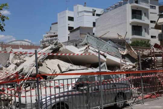 Πετράλωνα: Νέες λεπτομέρειες στο φως για την κατάρρευση της πολυκατοικίας – «Έπεσε σαν χάρτινος πύργος» [βίντεο]