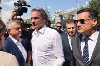 Συνεργάτης του Μητσοτάκη έμπαινε στις συσκέψεις με ανοιχτό το κινητό
