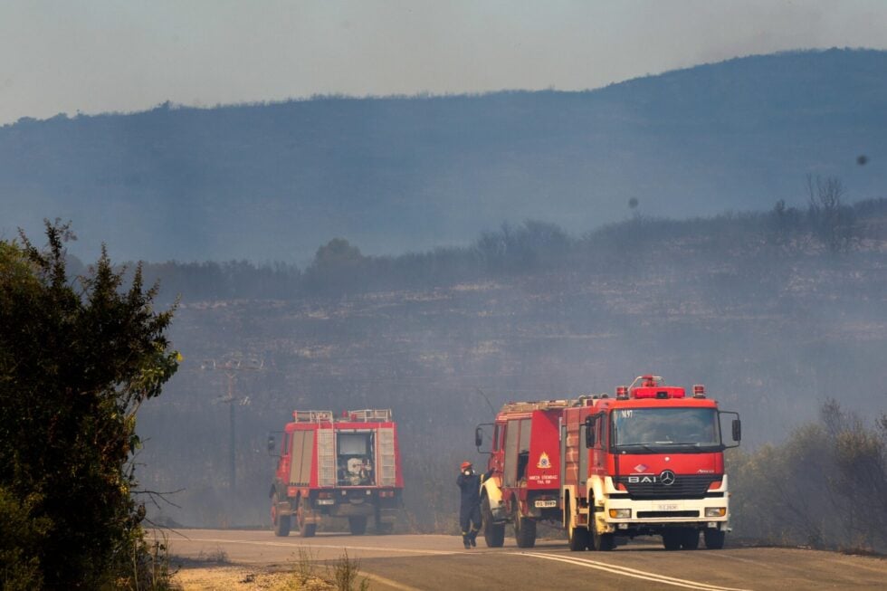 Φθιώτιδα: Μάχη με τις φλόγες δίνουν οι πυροσβέστες με 25 εναέρια μέσα – Εκκενώθηκαν δύο χωριά