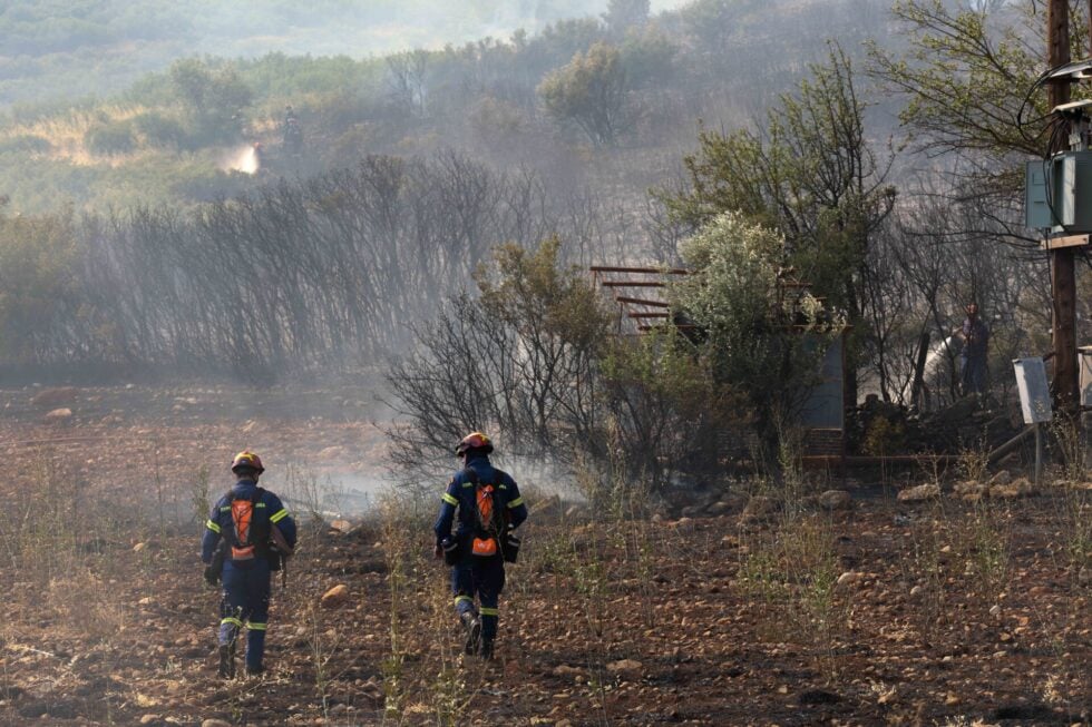 Φθιώτιδα: Μάχη με τις φλόγες δίνουν οι πυροσβέστες με 25 εναέρια μέσα – Εκκενώθηκαν δύο χωριά