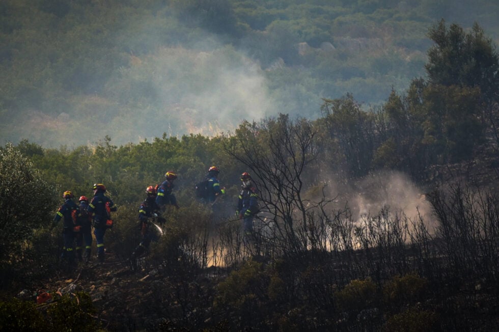 Φθιώτιδα: Μάχη με τις φλόγες δίνουν οι πυροσβέστες με 25 εναέρια μέσα – Εκκενώθηκαν δύο χωριά