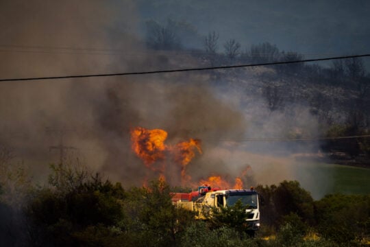 Φθιώτιδα: Μάχη με τις φλόγες δίνουν οι πυροσβέστες με 25 εναέρια μέσα – Εκκενώθηκαν δύο χωριά