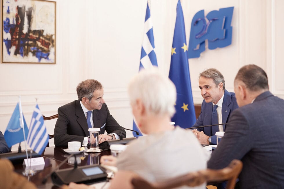 Συνάντηση Μητσοτάκη με τον διευθυντή του ΔΟΑΕ, Ραφαέλ Γκρόσι, στο Μέγαρο Μαξίμου