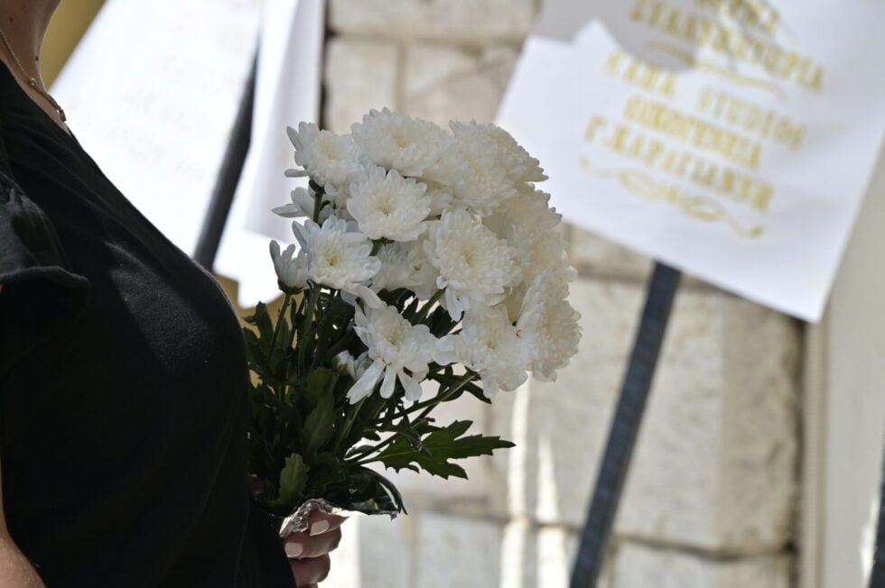 Μιχάλης Μόσιος: Συγκίνηση στην κηδεία του αγαπημένου «Ταμτάκου» – Συγγενείς, φίλοι και συνάδελφοι λένε το τελευταίο αντίο