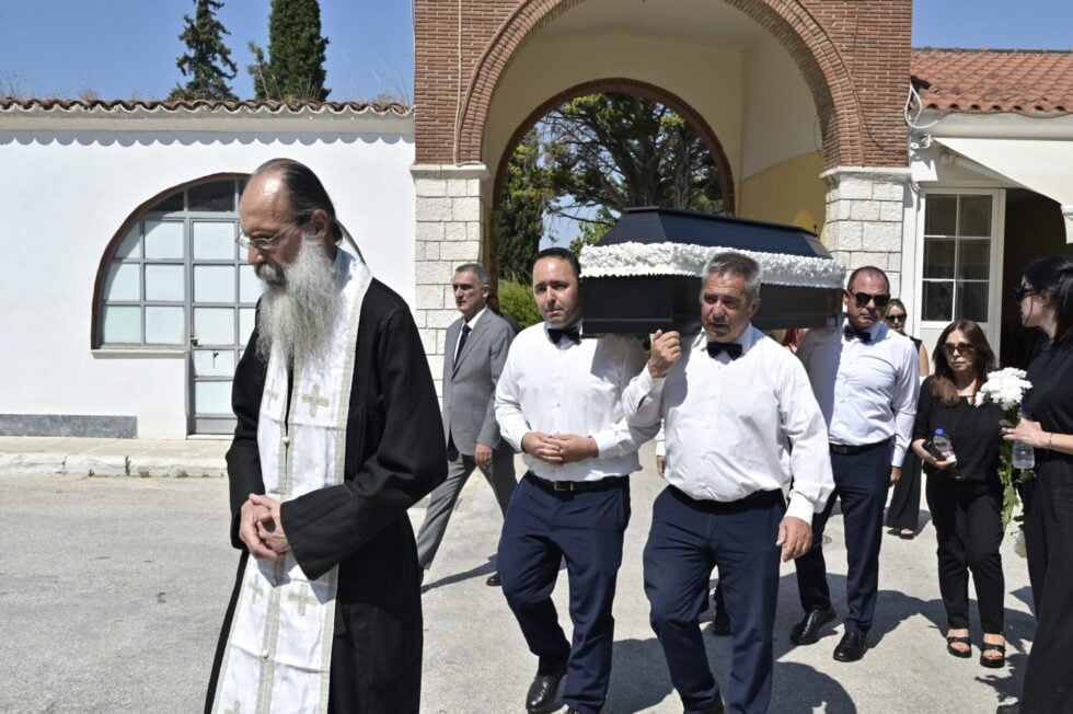 Μιχάλης Μόσιος: Συγκίνηση στην κηδεία του αγαπημένου «Ταμτάκου» – Συγγενείς, φίλοι και συνάδελφοι λένε το τελευταίο αντίο