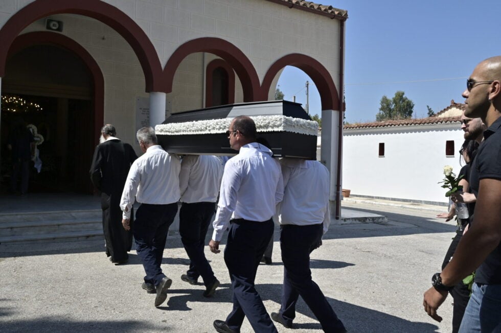 Μιχάλης Μόσιος: Συγκίνηση στην κηδεία του αγαπημένου «Ταμτάκου» – Συγγενείς, φίλοι και συνάδελφοι λένε το τελευταίο αντίο
