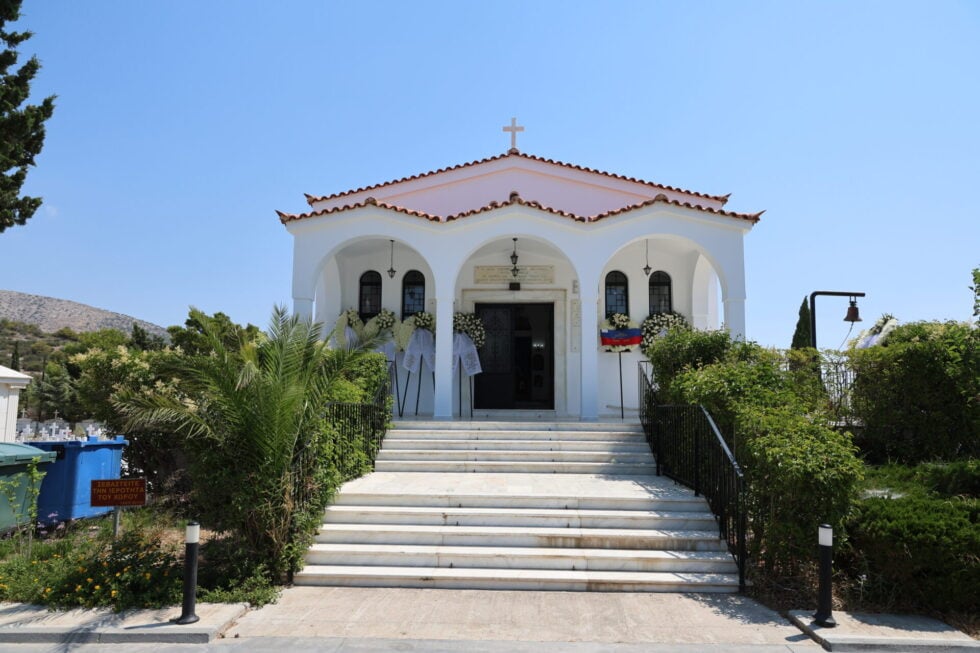 Βαρύ κλίμα στην κηδεία του Βασίλη Λεβέντη – Συντετριμμένη η οικογένειά του [εικόνες – βίντεο]