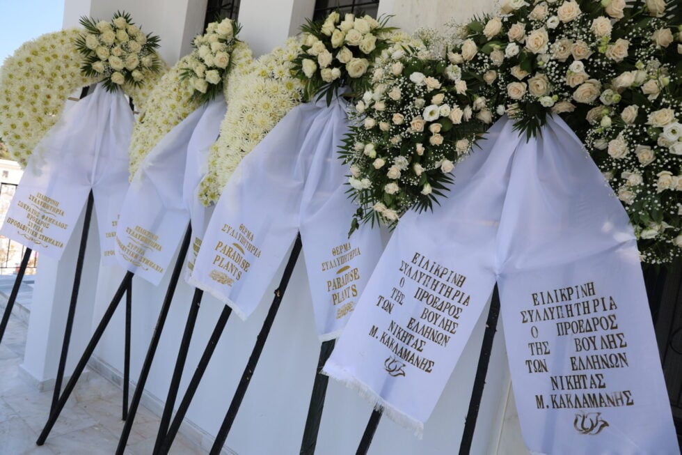 Βαρύ κλίμα στην κηδεία του Βασίλη Λεβέντη – Συντετριμμένη η οικογένειά του [εικόνες – βίντεο]