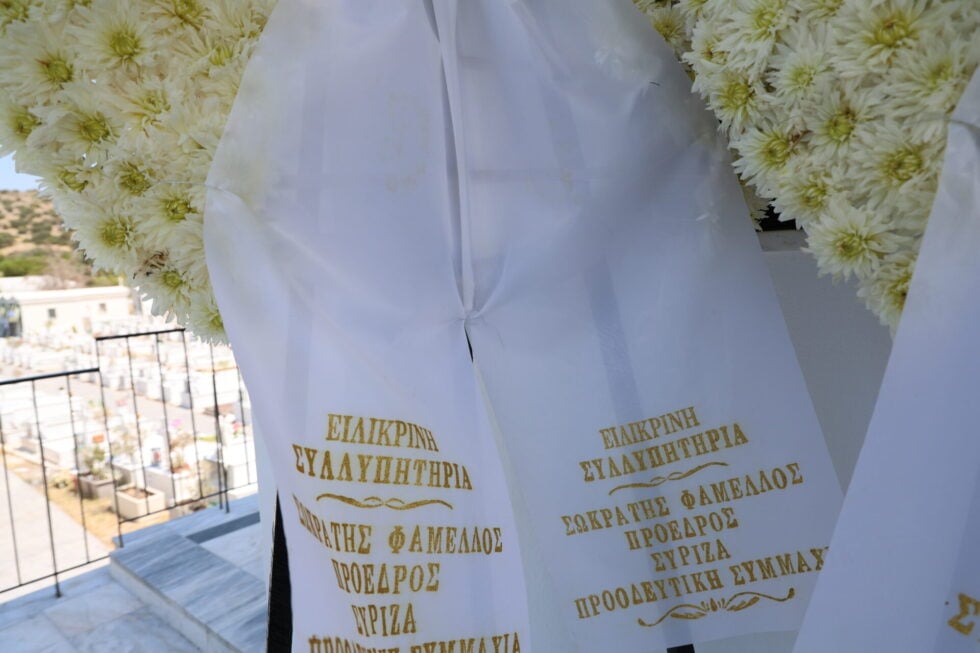 Βαρύ κλίμα στην κηδεία του Βασίλη Λεβέντη – Συντετριμμένη η οικογένειά του [εικόνες – βίντεο]