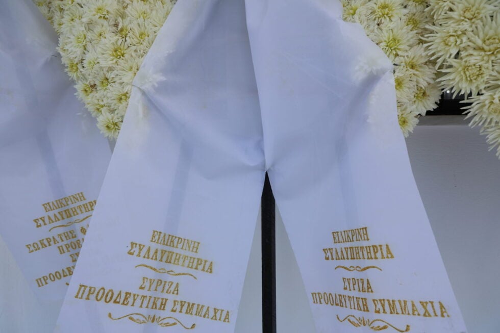 Βαρύ κλίμα στην κηδεία του Βασίλη Λεβέντη – Συντετριμμένη η οικογένειά του [εικόνες – βίντεο]