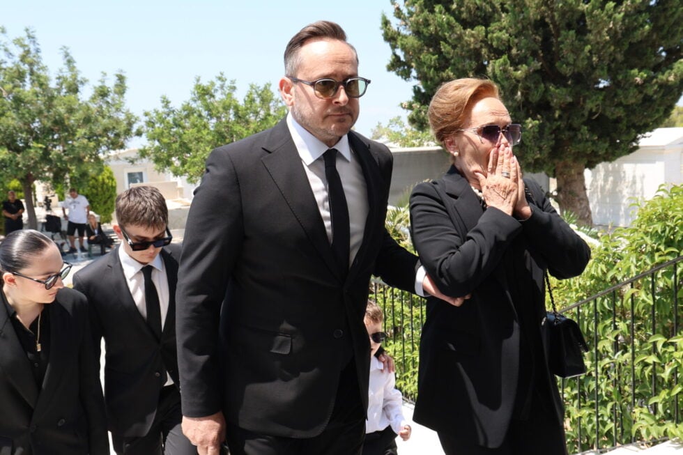 Βαρύ κλίμα στην κηδεία του Βασίλη Λεβέντη – Συντετριμμένη η οικογένειά του [εικόνες – βίντεο]