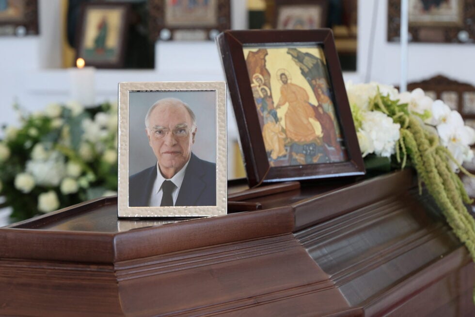 Βαρύ κλίμα στην κηδεία του Βασίλη Λεβέντη – Συντετριμμένη η οικογένειά του [εικόνες – βίντεο]