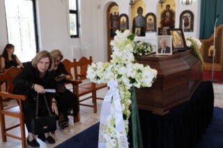 Βαρύ κλίμα στην κηδεία του Βασίλη Λεβέντη – Συντετριμμένη η οικογένειά του [εικόνες]
