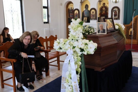 Βαρύ κλίμα στην κηδεία του Βασίλη Λεβέντη – Συντετριμμένη η οικογένειά του [εικόνες]