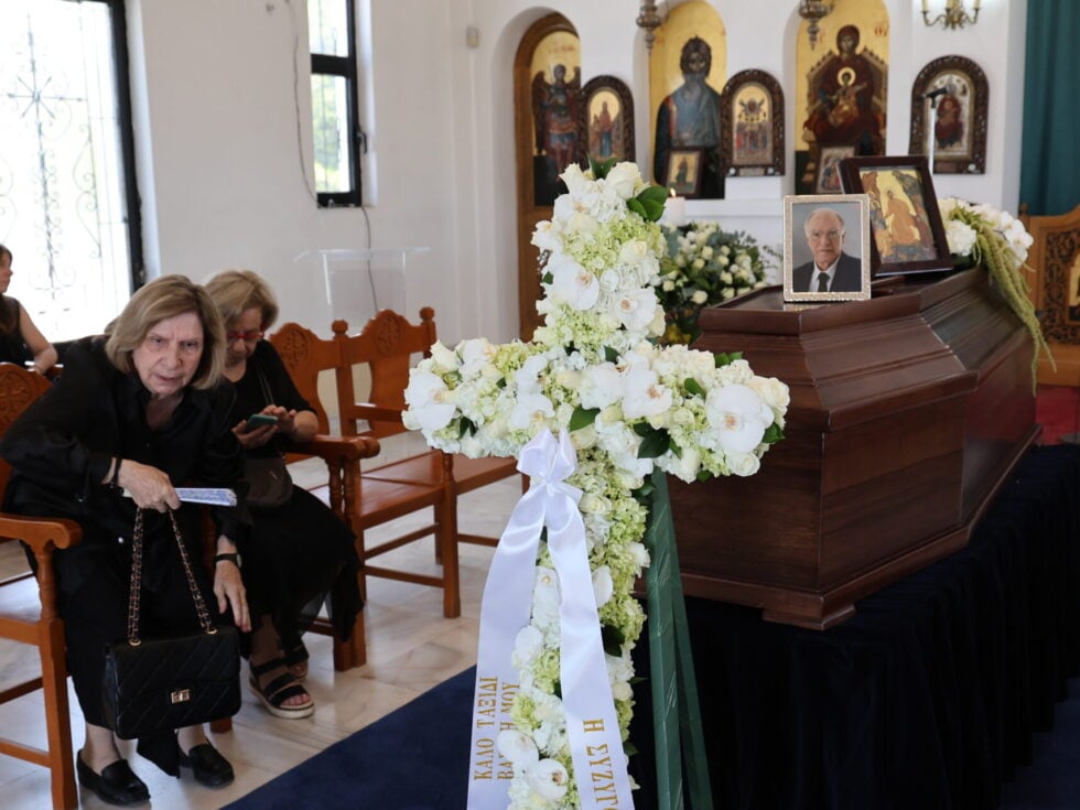 Βαρύ κλίμα στην κηδεία του Βασίλη Λεβέντη – Συντετριμμένη η οικογένειά του [εικόνες – βίντεο]