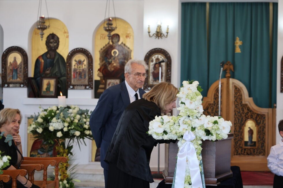 Βαρύ κλίμα στην κηδεία του Βασίλη Λεβέντη – Συντετριμμένη η οικογένειά του [εικόνες – βίντεο]