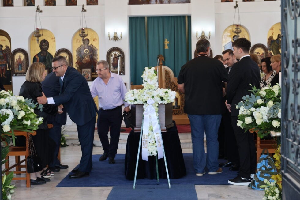 Βαρύ κλίμα στην κηδεία του Βασίλη Λεβέντη – Συντετριμμένη η οικογένειά του [εικόνες – βίντεο]
