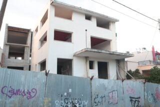 Κατάρρευση μεσοτοιχίας στο Μαρούσι – Ένας τραυματίας, διακοπή της κυκλοφορίας