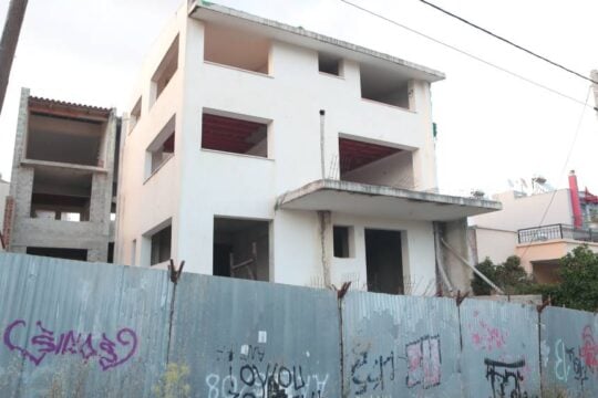 Κατάρρευση μεσοτοιχίας στο Μαρούσι – Ένας τραυματίας, διακοπή της κυκλοφορίας