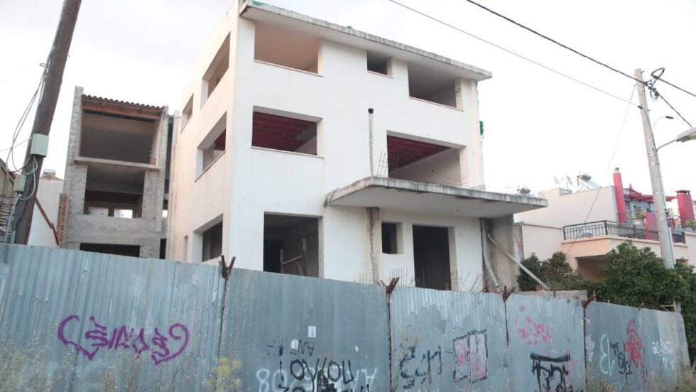 Κατάρρευση μεσοτοιχίας στο Μαρούσι – Ένας τραυματίας, διακοπή της κυκλοφορίας