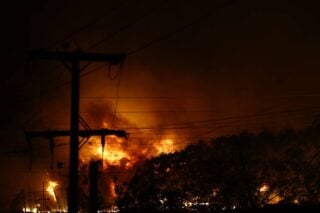 Ανεξέλεγκτη η φωτιά στο Ωραιόκαστρο Θεσσαλονίκης – Ενισχύθηκαν οι δυνάμεις, αναφορές για εκρήξεις [εικόνες]