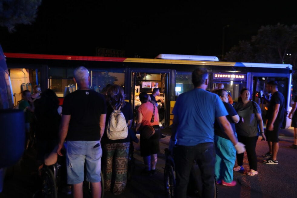 Ολονύχτια μάχη με τη φωτιά στο Ωραιόκαστρο – Στις φλόγες εργοστάσιο και σπίτια [εικόνες]
