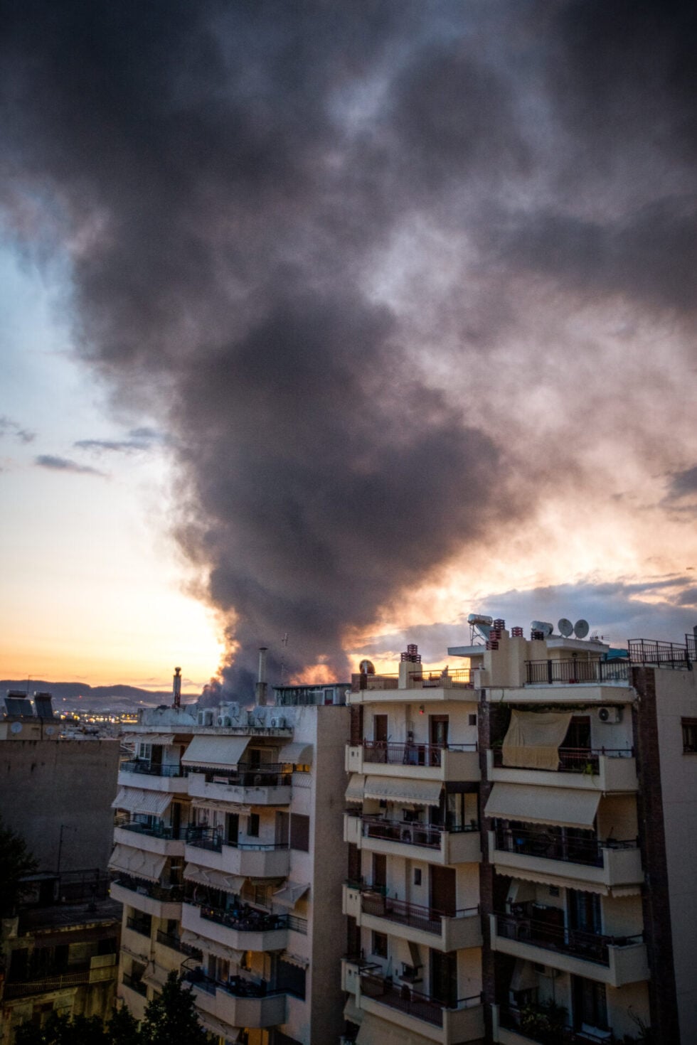 Ωραιόκαστρο: Από αυτοκίνητο ξεκίνησε η πυρκαγιά – Στον εισαγγελέα ο 76χρονος οδηγός [εικόνες – βίντεο]