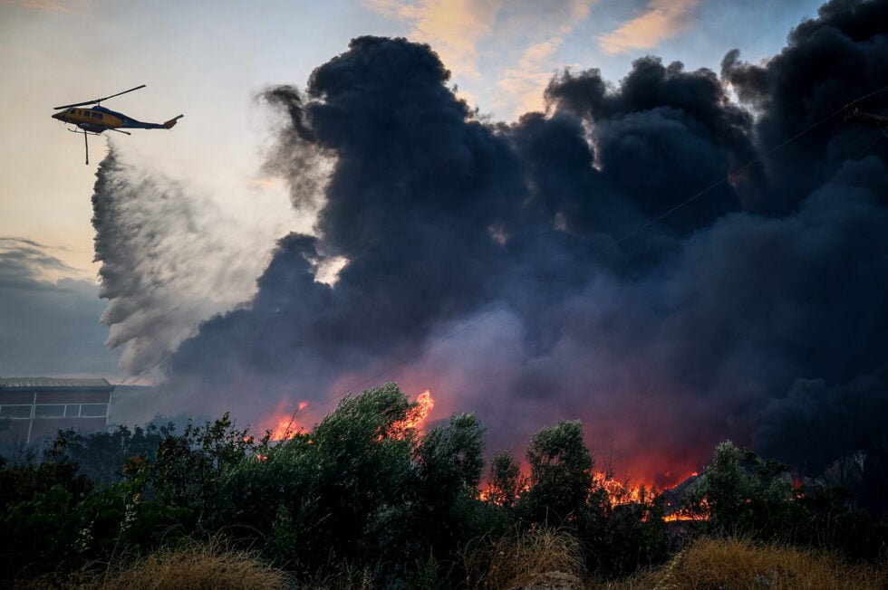 Ωραιόκαστρο: Παραδόθηκαν στις φλόγες σπίτια και εργοστάσια- Στη μάχη της κατάσβεσης και ο στρατός [εικόνες – βίντεο]