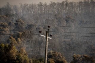 Meteo: Πώς η πυρκαγιά στην Οινόη δημιουργεί τον δικό της καιρό [βίντεο]