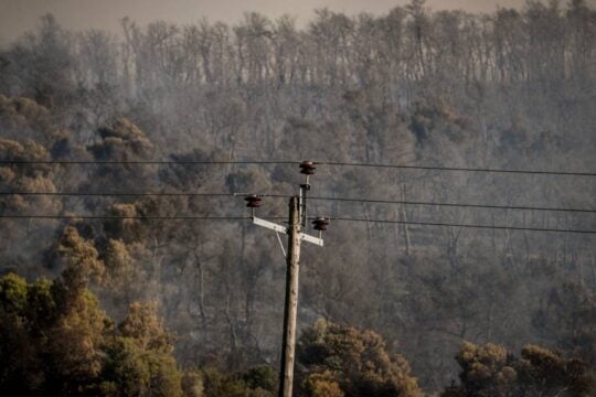 Meteo: Πώς η πυρκαγιά στην Οινόη δημιουργεί τον δικό της καιρό [βίντεο]