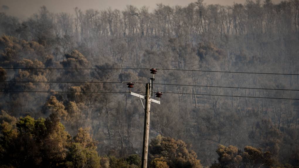 Meteo: Πώς η πυρκαγιά στην Οινόη δημιουργεί τον δικό της καιρό [βίντεο]