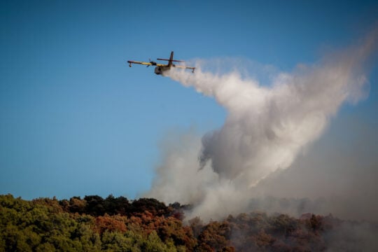 Πυρκαγιά σε αγροτοδασική έκταση στην θέση Σφάκα, ανάμεσα στην Οινόη και τα Βίλια, επιχειρούν ισχυρές εναέριες και επίγειες δυνάμεις της πυροσβεστικής, Κυριακή 5 Ιουλίου 2026 (ΣΩΤΗΡΗΣ ΔΗΜΗΤΡΟΠΟΥΛΟΣ/ EUROKINISSI)