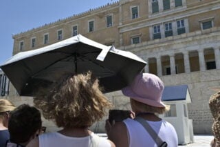 Σε Red Code Αττική και άλλες 14 περιοχές: Πού «χτυπάει» ο καύσωνας – Τα μέτρα αντιμετώπισης και πού θα δροσιστείτε