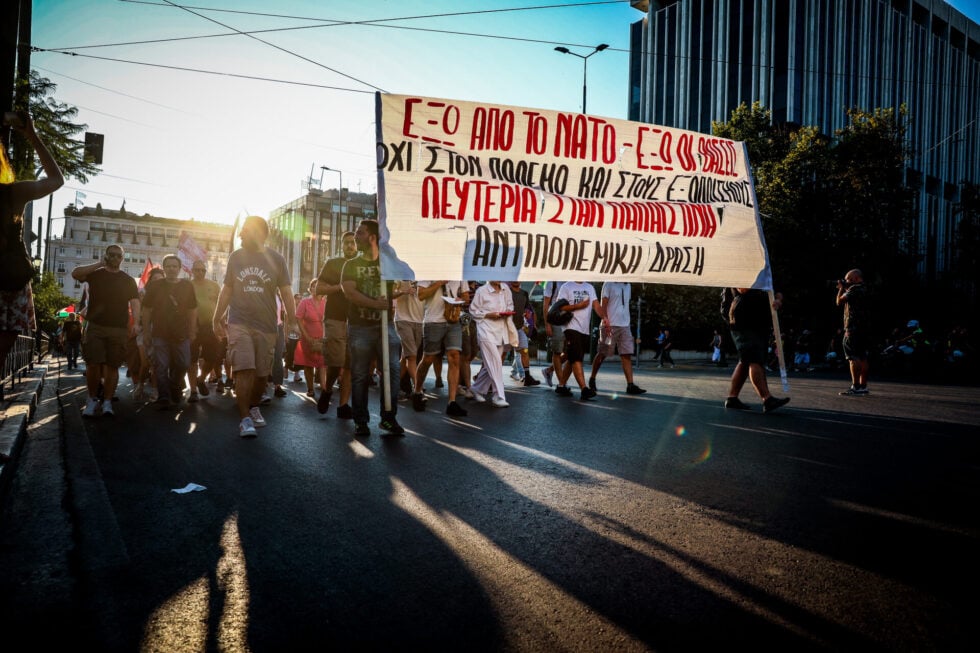 Πορεία ενάντια στη Σύνοδο του ΝΑΤΟ στην Αθήνα: Ηχηρό μήνυμα κατά του πολέμου [εικόνες – βίντεο]