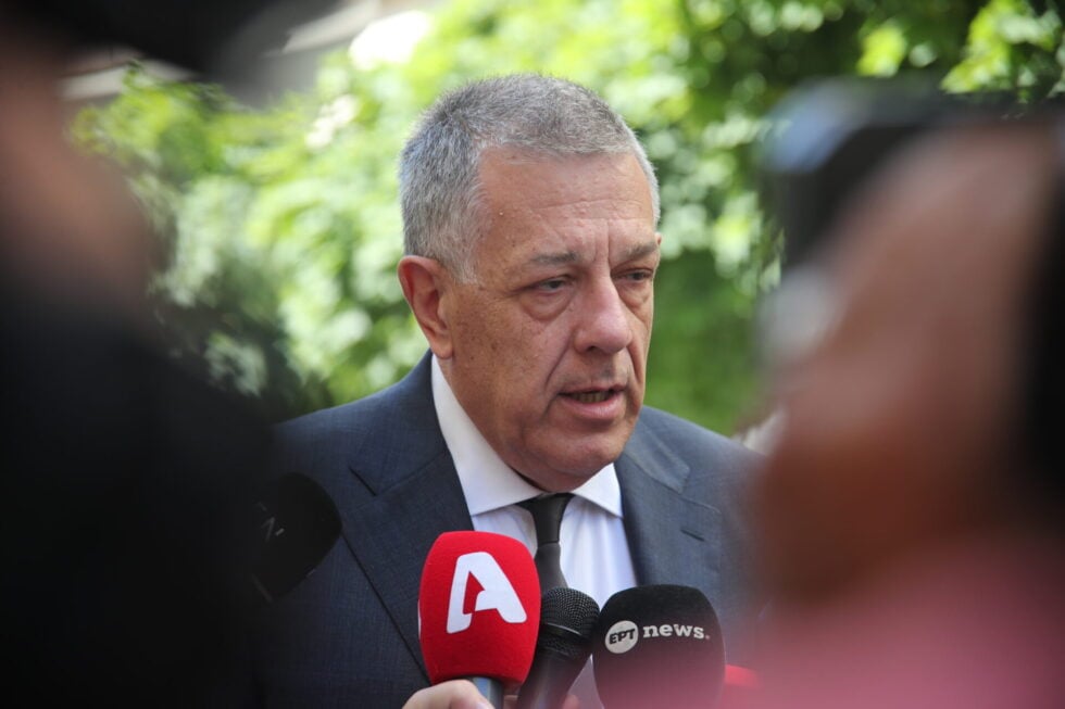 Σε κλίμα οδύνης το τελευταίο αντίο στη Βάγια Νέστορα – Εφτασε με ασθενοφόρο η κόρη της, Αφροδίτη [εικόνες]