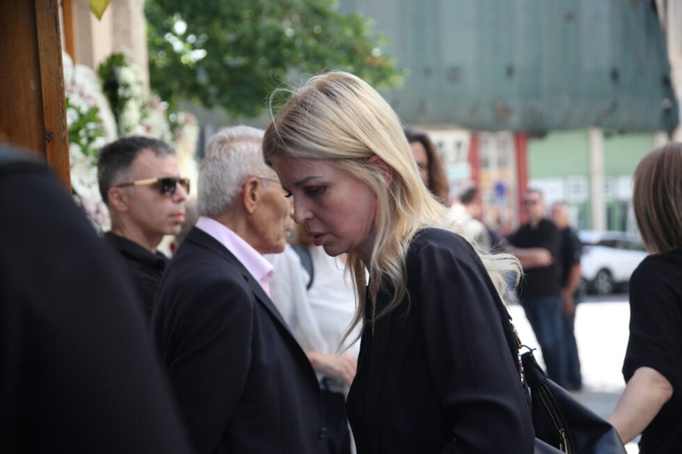 Σε κλίμα οδύνης το τελευταίο αντίο στη Βάγια Νέστορα – Εφτασε με ασθενοφόρο η κόρη της, Αφροδίτη [εικόνες]
