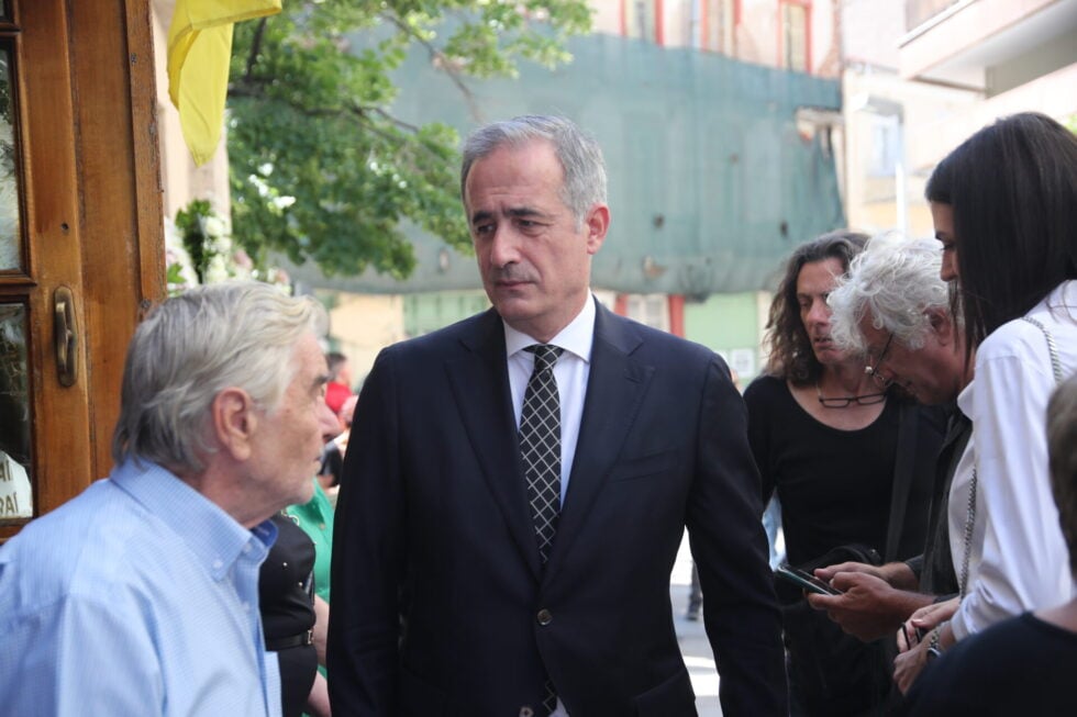 Σε κλίμα οδύνης το τελευταίο αντίο στη Βάγια Νέστορα – Εφτασε με ασθενοφόρο η κόρη της, Αφροδίτη [εικόνες]