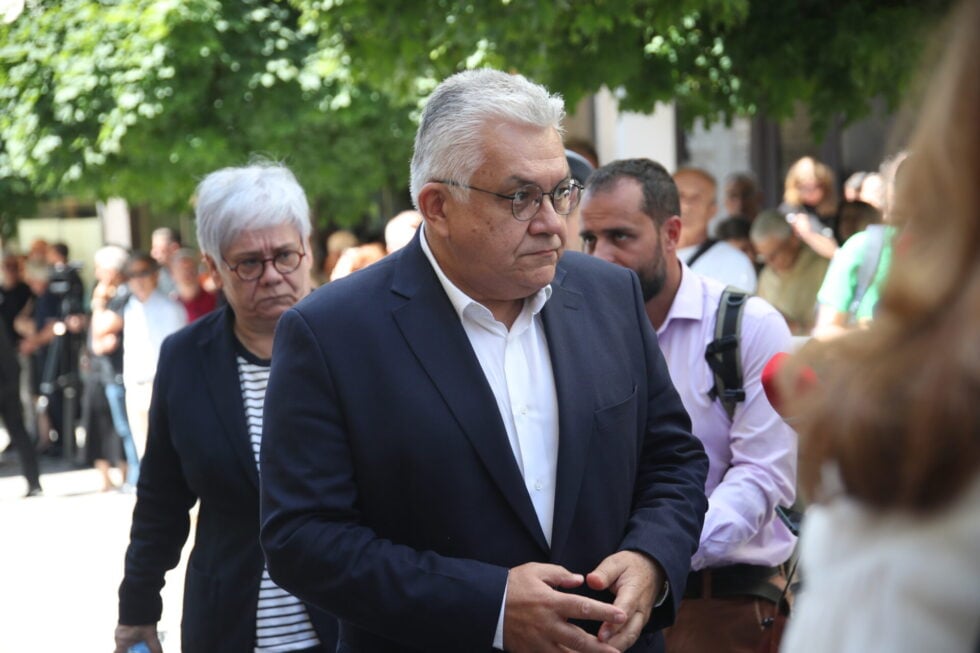 Σε κλίμα οδύνης το τελευταίο αντίο στη Βάγια Νέστορα – Εφτασε με ασθενοφόρο η κόρη της, Αφροδίτη [εικόνες]